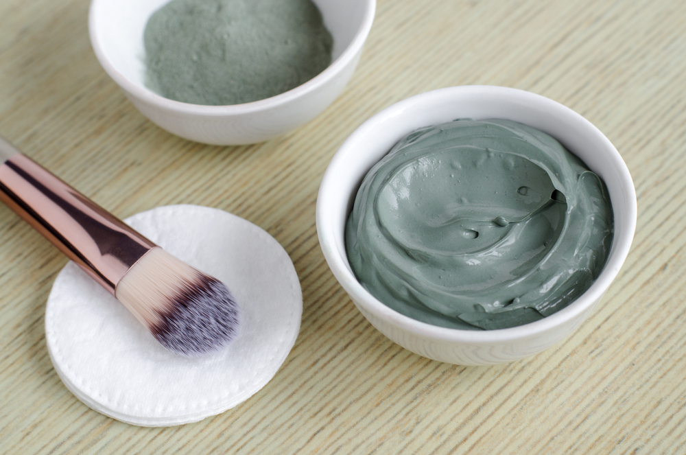 Bentonite clay is known for having better results with coarser and thicker skin.